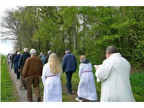 Bittprozession an der Weingartenkapelle (Foto: Karl-Franz Thiede)